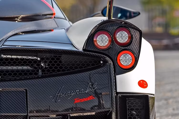 Pagani Huayra BC trang bị động cơ V12 dung tích 6.0L của AMG, công suất 764 mã lực. Nhờ gói Pacchetto Tempesta, siêu phẩm này tăng công suất lên 827 mã lực.