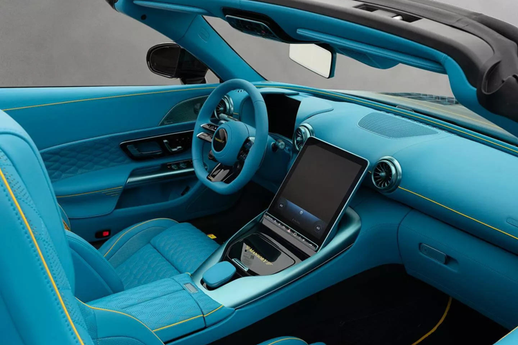 Chưa dừng lại ở đó, nội thất xe cũng nhận được những nâng cấp đáng kể. Nội thất được bọc da màu xanh nước biển tươi với đường viền màu vàng tương phản và đường chỉ khâu độc đáo. Thậm chí cả vô-lăng cũng được bọc da màu xanh sáng này.