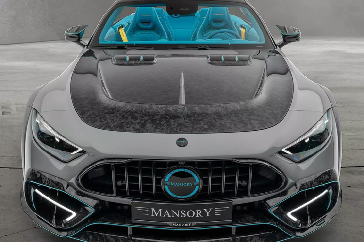 Nhiều thay đổi cũng đã được thực hiện ở hai bên thân xe của SL. Mansory đã lắp đặt những tấm ốp sườn độc đáo và một bộ mâm xe cực ngầu, không giống bất kỳ mâm xe nào từng được trang bị cho một mẫu xe cao cấp như SL 63.