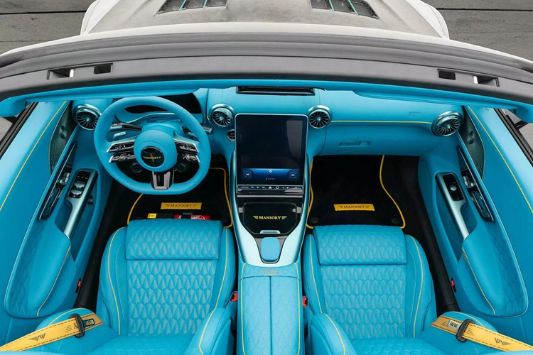 Điểm nhấn đầu tiên trên Mercedes-AMG SL 63 mui trần độ Mansory dễ thấy nhất đến từ màu sơn xám với sắc thái nổi bật nhưng cũng không kém phần trang nhã, có thể nói là sự lựa chọn hoàn hảo để chiếc SL 63 phô diễn đồng thời tính chất thể thao và sang trọng của thương hiệu Mercedes-AMG.