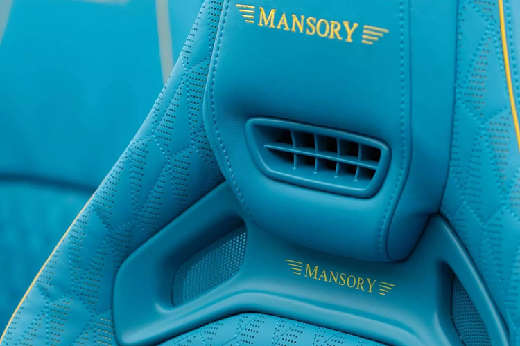 Thêm vào đó, khối động cơ xăng V8 tăng áp kép với dung tích 4.0L của chiếc xe cũng được điều chỉnh để tăng công suất lên 850 mã lực, mạnh hơn rất nhiều so với con số 577 mã lực khi xe ở trạng thái nguyên bản và đồng thời cũng trội hơn bản PHEV SL 63 S E Performance chính hãng.