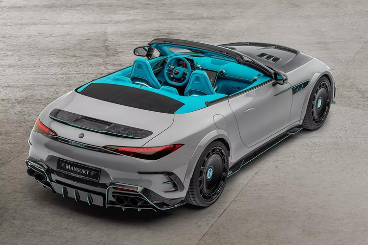 Cùng với đó là ánh đen từ các chi tiết bằng sợi carbon, bao gồm cả nắp ca-pô cầu kỳ với các khe hút gió và các đường viền sắc nét. Phần đầu của chiếc SL 63 này nổi bật với cụm lưới tản nhiệt mới, logo Mansory nổi bật, nhiều chi tiết bằng sợi carbon và các điểm nhấn màu xanh.