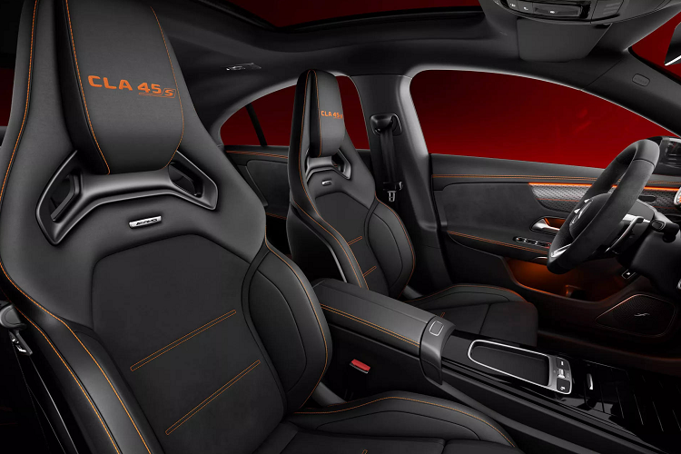 Các phiên bản AMG cũng nhận được sự thay đổi về kiểu dáng phía đầu xe mới. Đèn pha và đèn hậu có đồ họa được sửa đổi nhẹ. 45 S có sẵn bộ trang bị AMG Aerodynamics Package Plus, với sự bổ sung đáng kể nhất là thêm một cánh gió cố định phía sau.