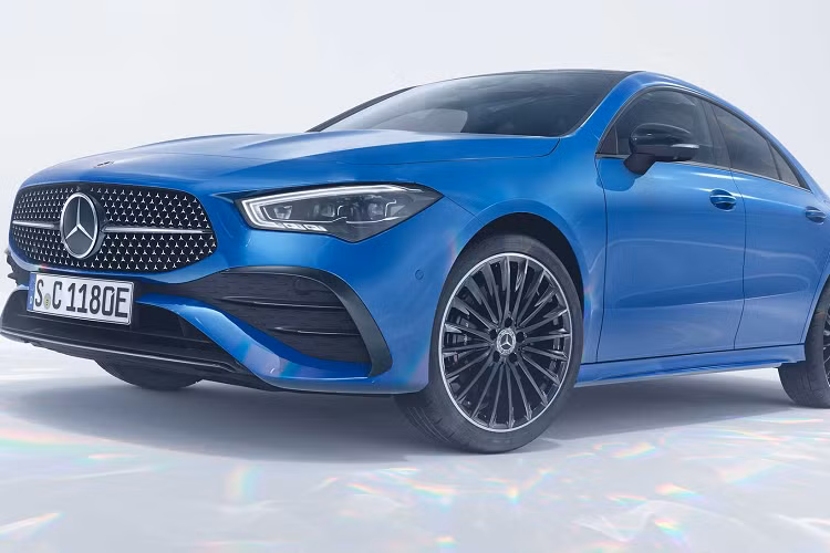 Gói Parking Package cũng là tiêu chuẩn, bao gồm các chức năng hỗ trợ đỗ xe hiện đại cùng với chế độ quan sát camera 360 độ. Gói hỗ trợ người lái Driver Assistance Package có sẵn được cập nhật để cải thiện khả năng kiểm soát lái cho hệ thống hỗ trợ giữ làn đường.