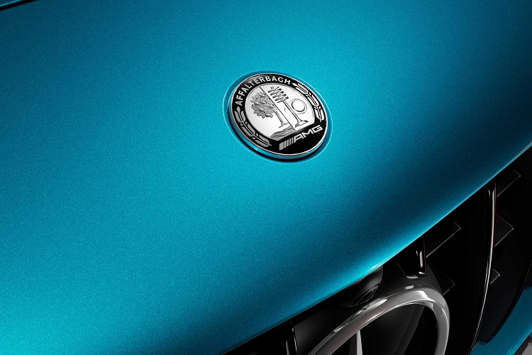 CLA 35 có thêm 3 bộ mâm mới. Loại tiêu chuẩn có 10 chấu, kích thước 18 inch với lớp sơn đen bóng cao cấp và bề mặt được phay bằng máy. Tùy chọn 19 inch có 5 cặp nan hoa. Bản 45 tiêu chuẩn có sẵn mâm 19 inch, nhưng với 2 kiểu bề mặt mâm khác nhau để người mua tùy ý lựa chọn.