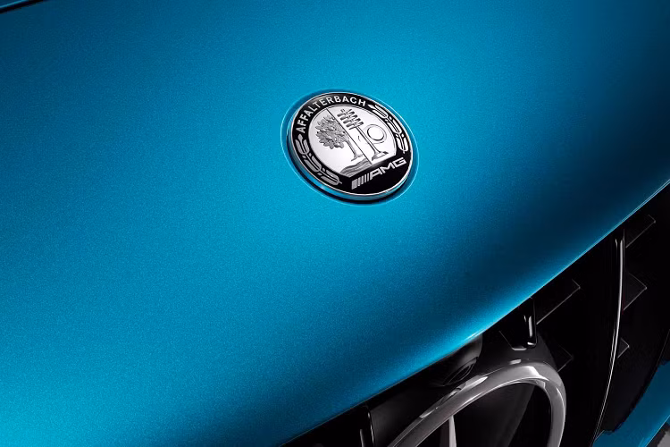 CLA 35 có thêm 3 bộ mâm mới. Loại tiêu chuẩn có 10 chấu, kích thước 18 inch với lớp sơn đen bóng cao cấp và bề mặt được phay bằng máy. Tùy chọn 19 inch có 5 cặp nan hoa. Bản 45 tiêu chuẩn có sẵn mâm 19 inch, nhưng với 2 kiểu bề mặt mâm khác nhau để người mua tùy ý lựa chọn.