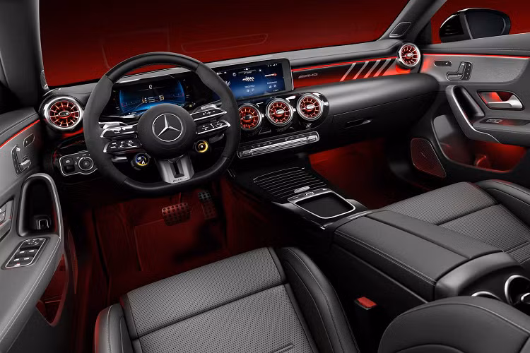 Các mẫu Mercedes-Benz CLA 250 đời 2024 cũng có thêm 2 màu mới là Hyper Blue và Starling Blue, đều là tông xanh dương nhưng khác về sắc độ. Ngoài ra còn có thêm 3 kiểu mâm mới xuất hiện trong danh sách tùy chọn.