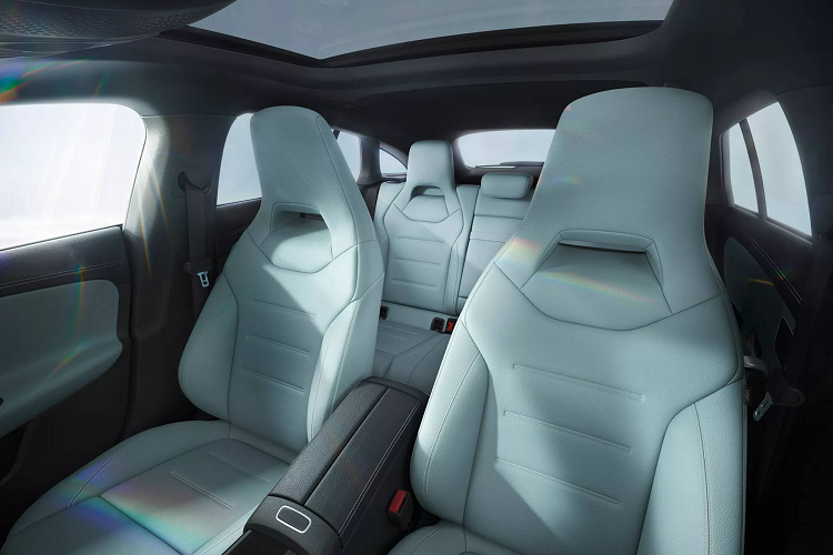 Bản 45 S được cải thiện nhiều hơn khi công suất tăng lên 416 mã lực (310 kW), thay vì 382 mã lực (285 kW) trước đây. Mô-men xoắn cũng tăng lên 500 Nm từ mức 480 Nm cũ. Dù vậy, Mercedes không thay đổi thời gian ước tính để xe tăng tốc từ 0-100 km/h, vẫn là trong vòng 4 giây chẵn.