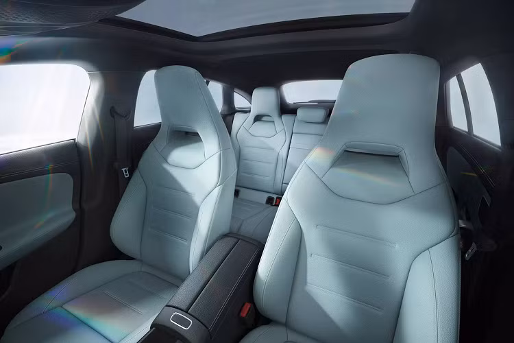 Bản 45 S được cải thiện nhiều hơn khi công suất tăng lên 416 mã lực (310 kW), thay vì 382 mã lực (285 kW) trước đây. Mô-men xoắn cũng tăng lên 500 Nm từ mức 480 Nm cũ. Dù vậy, Mercedes không thay đổi thời gian ước tính để xe tăng tốc từ 0-100 km/h, vẫn là trong vòng 4 giây chẵn.