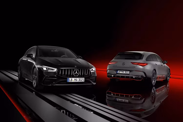 Hệ điều hành MBUX mới có thêm các lựa chọn giao diện Classic, Sporty và Discreet. Vô-lăng bọc da Nappa và tùy chọn có sưởi. Các lựa chọn trang trí nội thất được cập nhật bao gồm sợi carbon tối màu, gỗ bồ đề màu nâu hoặc sợi vải microfiber màu nâu. Tùy chọn dàn âm thanh "hàng hiệu" Burmester nay có thêm chức năng Dolby Atmos.