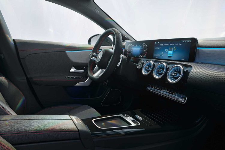 Tiếp đến là đội hình AMG hiệu năng cao của CLA 2024 bao gồm các mẫu CLA 35 và CLA 45 S. Phiên bản 35 cũng có hệ thống điện 48 vôn và máy phát khởi động chạy bằng dây đai. Động cơ bốn xi-lanh 2.0 lít tăng áp vẫn chỉ có công suất 302 mã lực (225 kW), nhưng giờ đây sẽ đi kèm hộp số ly hợp kép 8 cấp, thay vì loại 7 cấp như ở đời hiện hành.