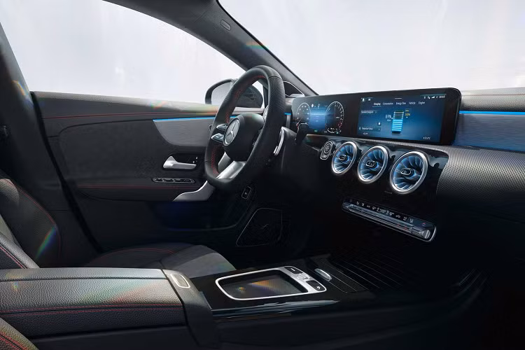 Tiếp đến là đội hình AMG hiệu năng cao của CLA 2024 bao gồm các mẫu CLA 35 và CLA 45 S. Phiên bản 35 cũng có hệ thống điện 48 vôn và máy phát khởi động chạy bằng dây đai. Động cơ bốn xi-lanh 2.0 lít tăng áp vẫn chỉ có công suất 302 mã lực (225 kW), nhưng giờ đây sẽ đi kèm hộp số ly hợp kép 8 cấp, thay vì loại 7 cấp như ở đời hiện hành.