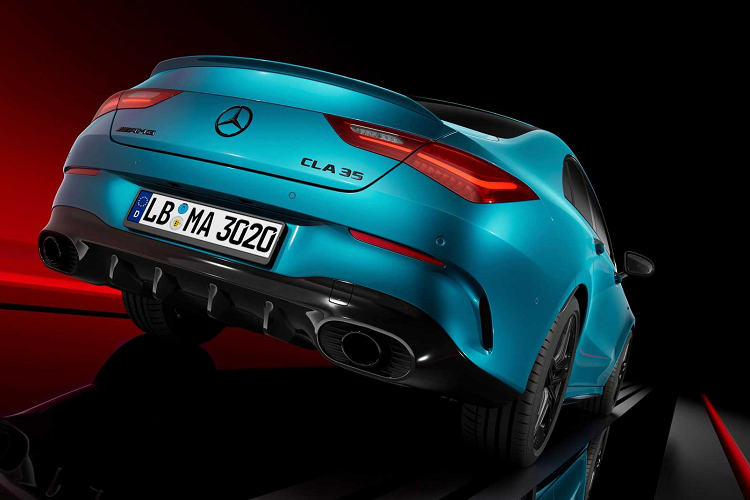 Bên trong cabin, khách hàng vẫn có nhiều cách kết hợp tông màu nội thất, nay Mercedes bổ sung thêm 2 kiểu nữa là Sage Grey và Black MB-Tex hoặc tùy chọn kết hợp da Đỏ và Đen.