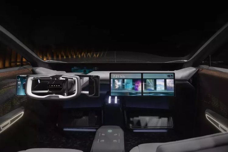 Mẫu xe này được trang bị ghế trước thấp và trần kính toàn cảnh, tạo cảm giác sang trọng. Bên cạnh đó là vô lăng hình chữ nhật với 1 màn hình nằm bên trái để người lái thực hiện những thao tác như chuyển số, chọn chế độ lái hoặc chế độ lái bán tự động. Nằm bên phải vô lăng là một màn hình khác để chọn nhạc hoặc chỉnh điều hòa.