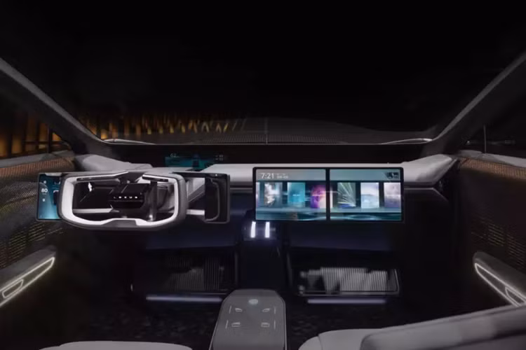 Mẫu xe này được trang bị ghế trước thấp và trần kính toàn cảnh, tạo cảm giác sang trọng. Bên cạnh đó là vô lăng hình chữ nhật với 1 màn hình nằm bên trái để người lái thực hiện những thao tác như chuyển số, chọn chế độ lái hoặc chế độ lái bán tự động. Nằm bên phải vô lăng là một màn hình khác để chọn nhạc hoặc chỉnh điều hòa.