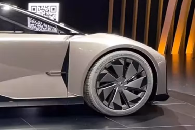 Hệ thống này sẽ sử dụng tính năng tự học để cá nhân hóa phần mềm và kết hợp với hệ điều hành Arene OS mới để điều chỉnh các tính năng của xe cho phù hợp với người lái. Theo hãng Lexus, phần lớn các khu vực bên trong mẫu xe concept này đều được làm bằng chất liệu bắt nguồn từ cây tre.