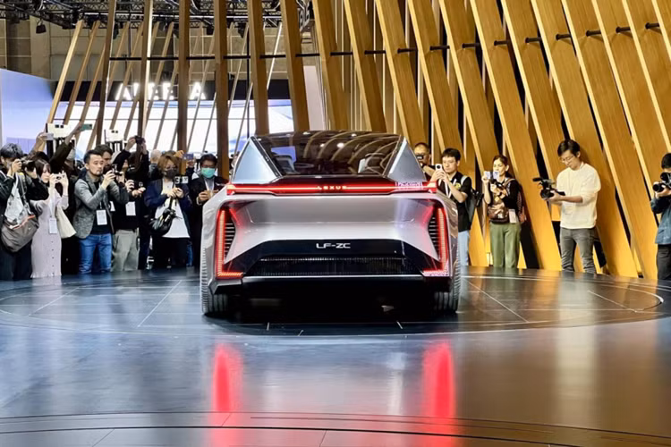 Đây là loại cây phát triển nhanh, có khả năng hấp thụ khí CO2 tốt và đã được sử dụng trong nhiều thế kỷ tại Nhật Bản.Hiện Lexus chưa công bố thông số kỹ thuật cụ thể của LF-ZC. Do đó, chưa rõ mẫu xe này sử dụng mô-tơ điện và pin nào. Chỉ biết rằng, xe có hệ dẫn động 4 bánh toàn thời gian Direct4 và hệ thống đánh lái điện tử tương tự Lexus RZ 450e.