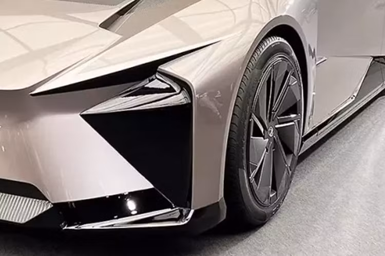 Nếu Lexus đạt được mục tiêu này thì LF-ZC sẽ là một trong những mẫu xe thương mại có hệ số lực cản không khí thấp nhất thế giới. Lexus LF-ZC gây ấn tượng nhờ thiết kế khá độc đáo, pha trộn giữa sedan thể thao và xe station wagon. Đây là phong cách thiết kế đã được áp dụng cho mẫu ô tô điện Kia EV6.