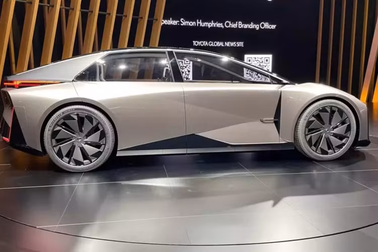 Chưa hết, SUV điện Lexus LF-ZC còn được trang bị pin với cấu trúc lăng trụ giúp cải thiện quãng đường di chuyển sau khi sạc pin và giảm trọng lượng. Trên thực tế, hãng Lexus khẳng định mẫu xe điện này có thể tăng gấp đôi phạm vi di chuyển so với những ô tô điện dùng pin thông thường.