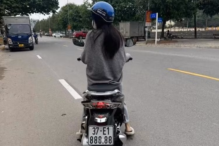 Nu sinh vien Nghe An boc trung bien “ngu quy 8” cho Honda Vision-Hinh-2