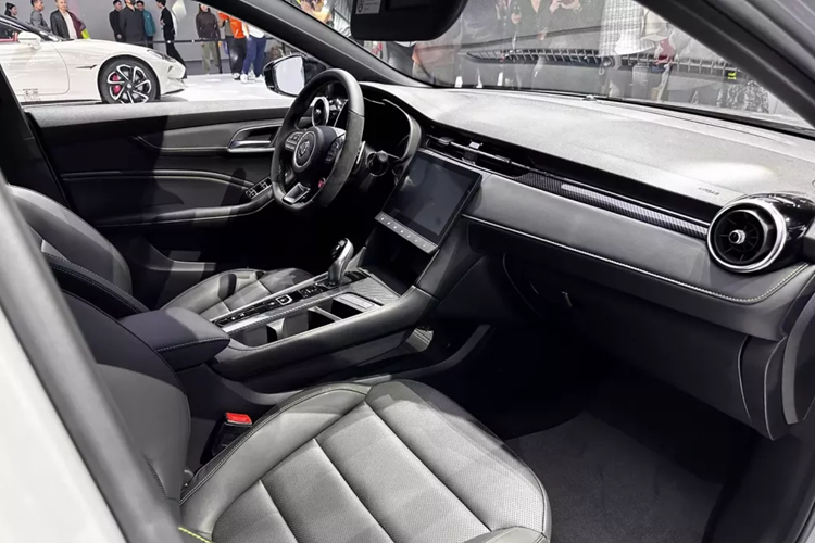 Về ngoại hình, thiết kế tổng thể của MG6 X-Line 2024 giá rẻ không có nhiều thay đổi so với mẫu hiện tại, vẫn có lưới tản nhiệt đa giác phía trước với đèn pha sắc nét, nhưng viền bao quanh phía trước có thiết kế thể thao hơn, mang đến tổng thể phía trước cá tính so với các bản còn lại.