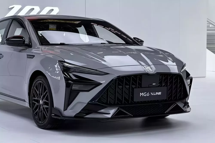 Ở phía sau xe, đèn hậu của MG6 X-Line có hình dạng màu đen, viền sau được trang trí trang trí bộ khuếch tán phía sau và bố trí ống xả hình bầu dục với hai cửa thoát khí ở hai bên.