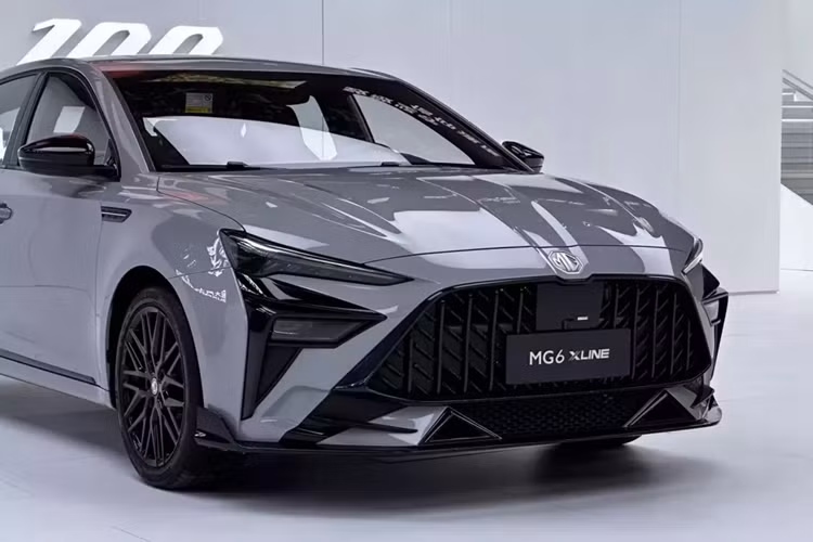 Ở phía sau xe, đèn hậu của MG6 X-Line có hình dạng màu đen, viền sau được trang trí trang trí bộ khuếch tán phía sau và bố trí ống xả hình bầu dục với hai cửa thoát khí ở hai bên.