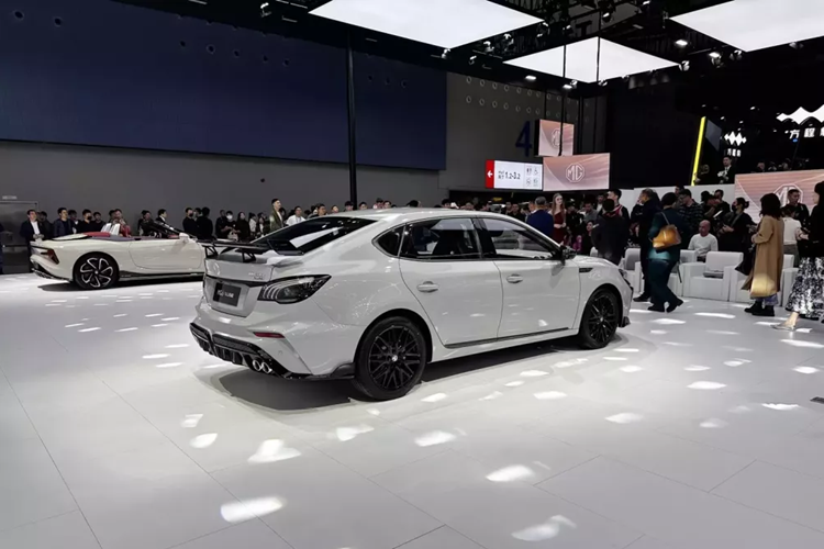 Ở phiên bản X-Line, chiếc xe MG6 còn có họa tiết nguồn sáng bên trong đèn hậu cũng sẽ tạo thành hình chữ X rất dễ nhận biết khi chiếu sáng.