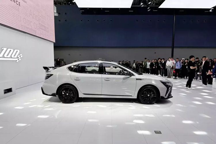 Đồng thời, thông tin từ hãng xe MG đưa ra cho thấy, họ còn chạy thêm 1 chương trình giảm giá tiền mặt trong thời gian giới hạn cho khách đặt mua xe MG6 X-Line với mức giảm tiền mặt lên đến 15.000 nhân dân tệ, tương đương gần 50 triệu đồng.