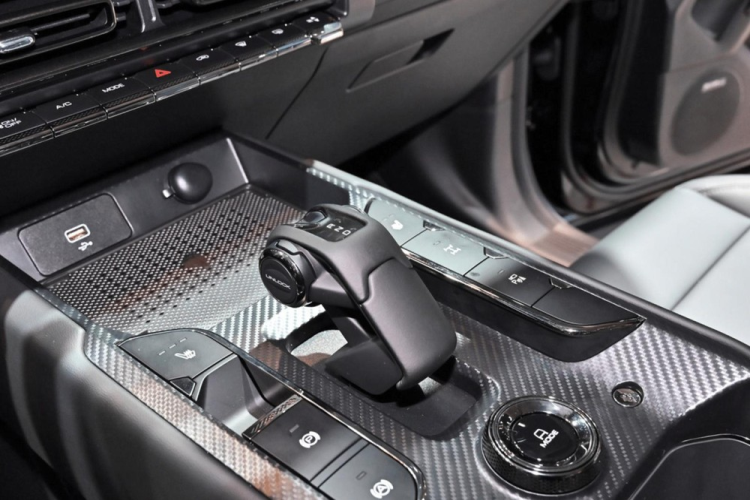 Haval Raptor tại Trung Quốc được trang bị cửa sổ trời toàn cảnh, hiệu suất không gian của toàn bộ xe cũng tốt. Phía trước ghế hành khách có tựa tay khá dày cho thấy Haval Raptor đang cố gắng sánh ngang với những mẫu xe địa hình hạng nặng. Ghế bọc da, nhiều chi tiết ốp carbon.