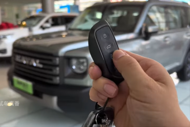 Về sức mạnh, Haval Raptor được trang bị công nghệ hybrid điện dẫn động 4 bánh thông minh 1.5T+Hi4, động cơ 1.5T có công suất tối đa 123 kW, khoảng 165 mã lực và mô-men xoắn cực đại 243 Nm.