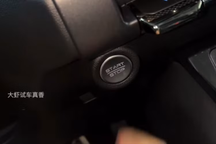 Phiên bản lithium iron phosphate 27,54kwh có công suất toàn diện 378 mã lực, mô-men xoắn 750N·m, phạm vi chạy điện thuần NEDC là 145 km, hỗ trợ sạc nhanh và công suất cực đại là 41kW. Cả hai hệ thống đều hỗ trợ công nghệ phóng điện ngoài V2L, với công suất xả 3,3kW.