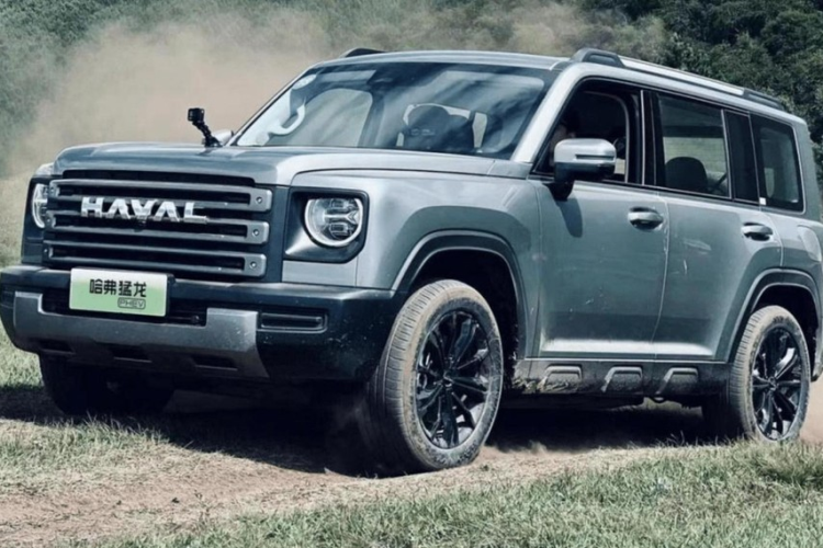 Các đường nét của Haval Raptor đều thẳng và nằm ngang khiến nó trông rất hầm hố, chẳng khác gì "tiểu Mercedes-Benz G-Class". Mặt trước xe có lưới tản nhiệt hình vuông, rất cá tính, các nan tản nhiệt với đinh tán ở hai đầu, xe có đèn pha tròn cổ điển nhưng lại rất hiện đại với bóng đèn LED. Phần dưới đầu xe được trang bị tấm chắn bạc nhằm bảo vệ phần đầu xe khỏi va chạm trong điều kiện địa hình phức tạp.