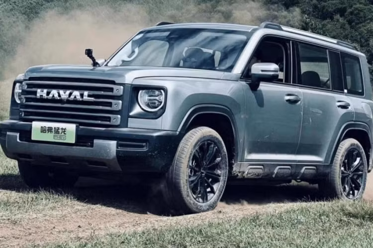 Các đường nét của Haval Raptor đều thẳng và nằm ngang khiến nó trông rất hầm hố, chẳng khác gì "tiểu Mercedes-Benz G-Class". Mặt trước xe có lưới tản nhiệt hình vuông, rất cá tính, các nan tản nhiệt với đinh tán ở hai đầu, xe có đèn pha tròn cổ điển nhưng lại rất hiện đại với bóng đèn LED. Phần dưới đầu xe được trang bị tấm chắn bạc nhằm bảo vệ phần đầu xe khỏi va chạm trong điều kiện địa hình phức tạp.