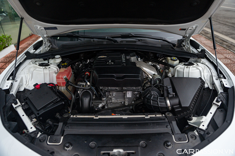 Chevrolet Camaro được trang bị khối động cơ 4 xi-lanh có dung tích 2.0 lít, sản sinh công suất 275 mã lực tại 5.500 vòng/phút và mô-men xoắn 400 Nm tại 3.000 vòng/phút. Xe tăng tốc từ 0-100 km/h trong 5,4 giây.