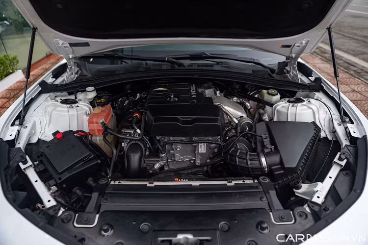 Chevrolet Camaro được trang bị khối động cơ 4 xi-lanh có dung tích 2.0 lít, sản sinh công suất 275 mã lực tại 5.500 vòng/phút và mô-men xoắn 400 Nm tại 3.000 vòng/phút. Xe tăng tốc từ 0-100 km/h trong 5,4 giây.