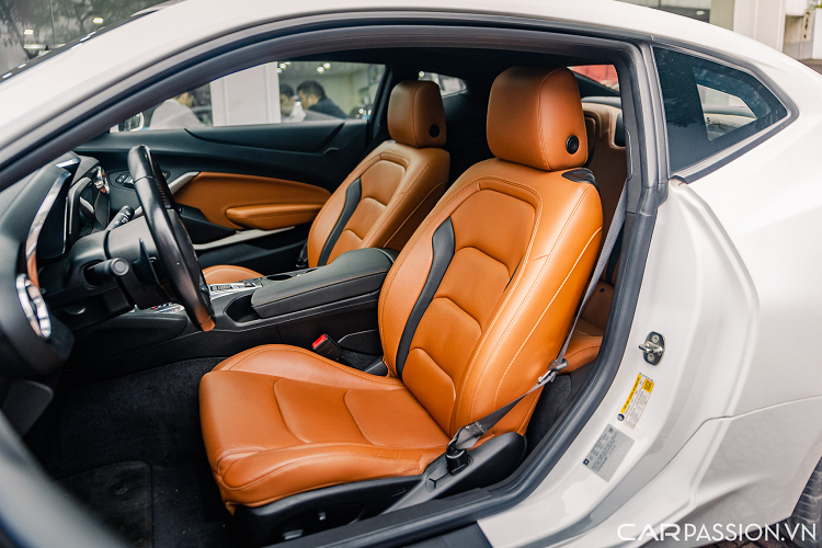 Chevrolet Camaro là mẫu xe thể thao 2+2. Điều này có nghĩa ngoài hai ghế hàng trước, chiếc xe có thêm hai ghế phụ nhỏ ở phía sau nhưng chỉ phù hợp với trẻ nhỏ hoặc có thể đề đồ dùng.