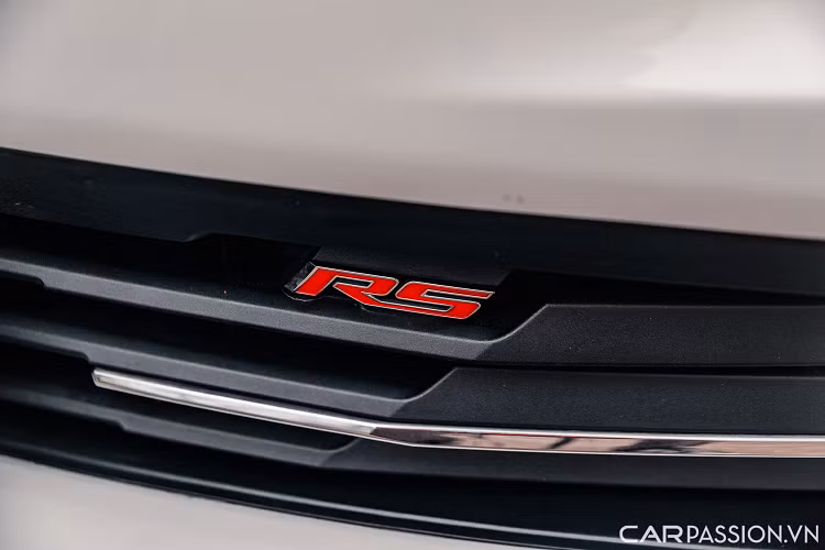 Cụm đèn pha trên xe trang bị là loại HID với cường độ cao, kết hợp đèn định vị LED phía dưới. Chevrolet Camaro sở hữu kích thước chiều dài 4,780 mm, rộng 1.900 mm, cao 1.350 mm và chiều dài cơ sở 2.810 mm.