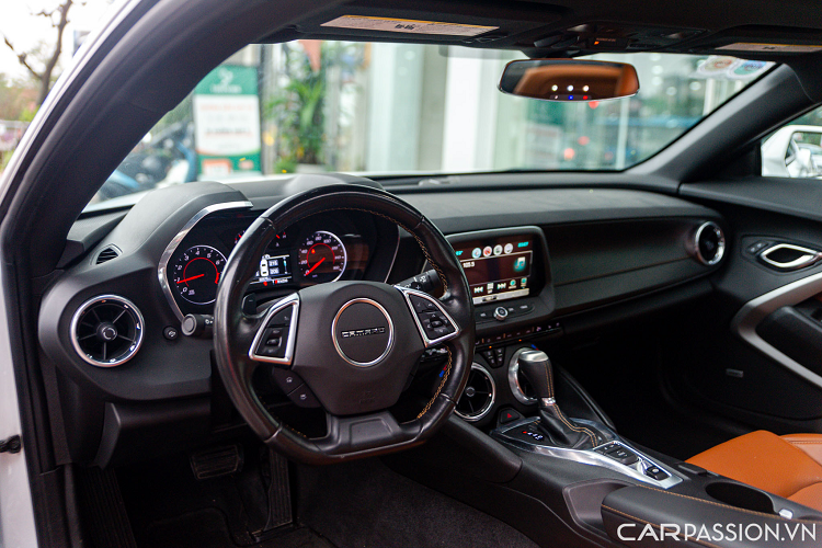 Cụm đồng hồ dạng analog được bổ sung thêm một màn hình điện tử ở giữa hiển thị những thông số vận hành cần thiết.