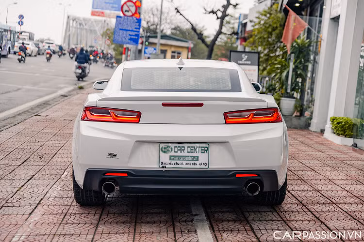 Chiếc Camaro trong bài hiện đang được chào bán tại showroom xe ôtô đã qua sử dụng ở Hà Nội với giá hơn 2,3 tỷ đồng.