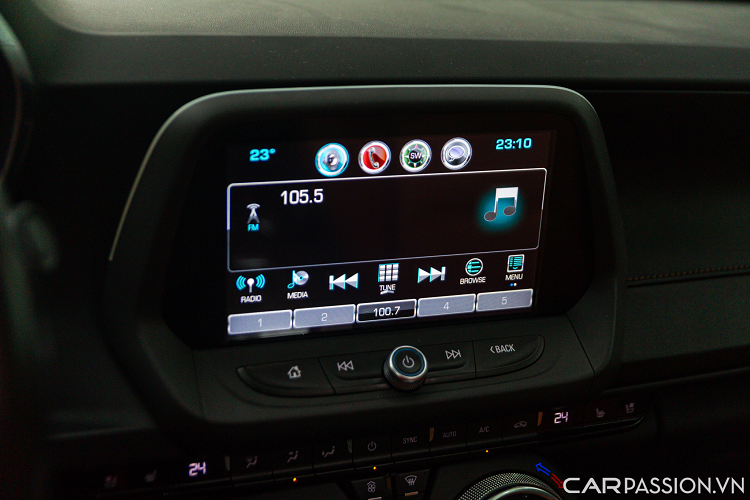 Xe sở hữu nút khởi động thông minh, cần số hiển thị điện tử, phanh tay điện tử, màn hình trung tâm cỡ vừa hiển thị màu sắc nét có khả năng tương thích Apple Carplay, Android Auto, kết nối Wifi, Camera lùi, .... Hệ thống loa trên xe được trang bị tới từ hãng Bose.