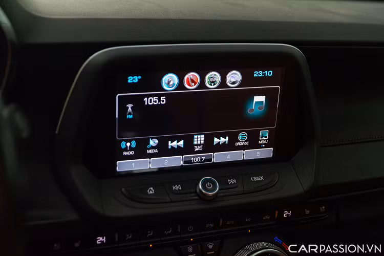 Xe sở hữu nút khởi động thông minh, cần số hiển thị điện tử, phanh tay điện tử, màn hình trung tâm cỡ vừa hiển thị màu sắc nét có khả năng tương thích Apple Carplay, Android Auto, kết nối Wifi, Camera lùi, .... Hệ thống loa trên xe được trang bị tới từ hãng Bose.