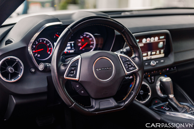 Chevrolet Camaro RS trang bị ghế da thể thao chỉnh điện 8 hướng, nhớ vị trí, tích hợp sưởi ấm, làm mát.