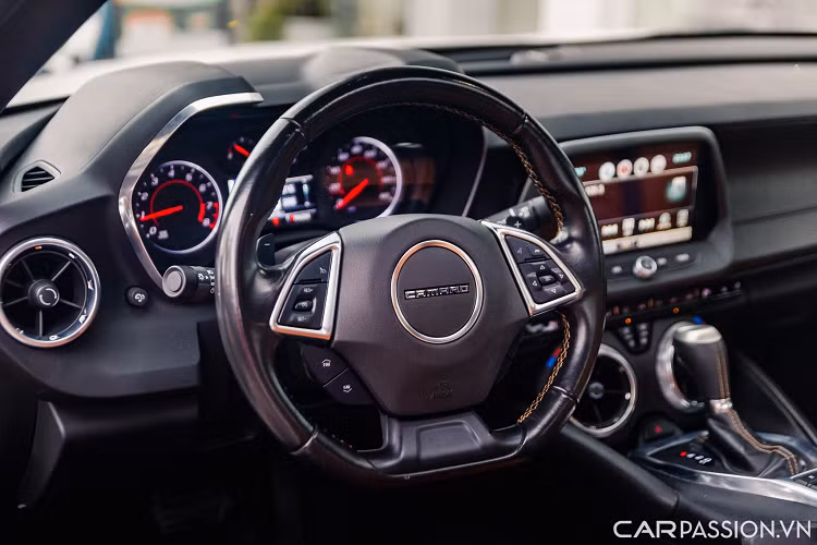 Chevrolet Camaro RS trang bị ghế da thể thao chỉnh điện 8 hướng, nhớ vị trí, tích hợp sưởi ấm, làm mát.