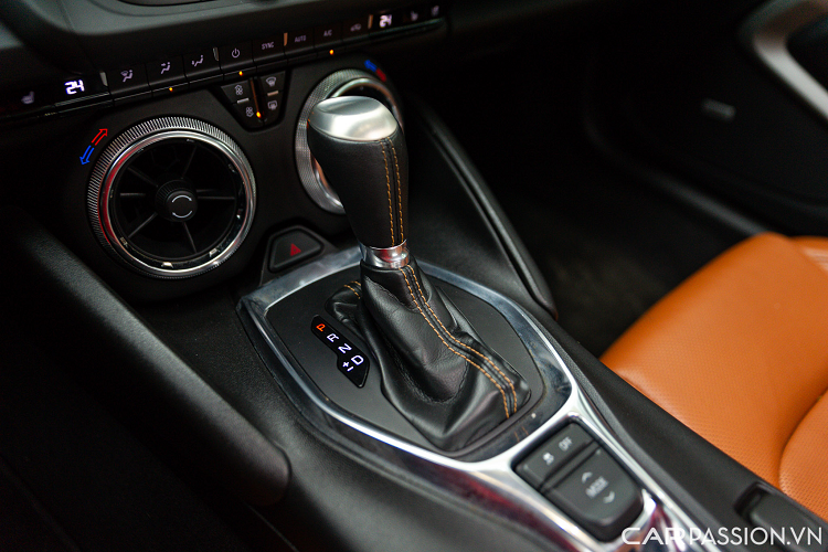 Xe trang bị thêm nút bấm Mode chuyển 3 chế độ lái: Tour, Sport và Snow/Ice.