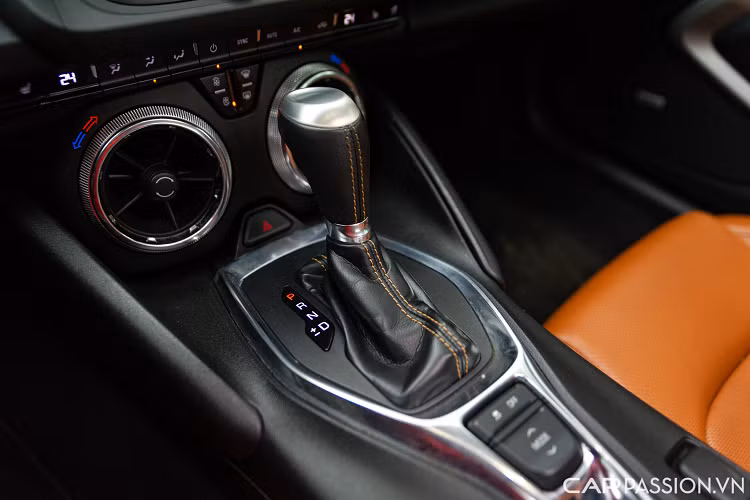 Xe trang bị thêm nút bấm Mode chuyển 3 chế độ lái: Tour, Sport và Snow/Ice.