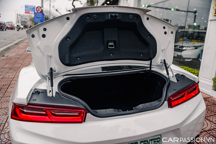 Vô-lăng 3 chấu được tích hợp các nút bấm hỗ trợ người lái như đàm thoại rảnh tay hay hệ thống Cruise Control.