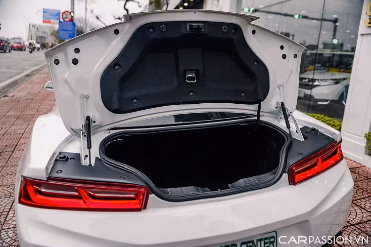 Vô-lăng 3 chấu được tích hợp các nút bấm hỗ trợ người lái như đàm thoại rảnh tay hay hệ thống Cruise Control.