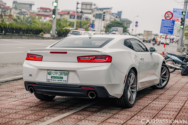 hiếc Chevrolet Camaro RS đời 2018 này được đưa về nước vào cuối 2019 và ODO của chiếc xe mới chỉ dừng lại ở con số 22.000km. Được biết, chiếc Camaro này từng thuộc sở hữu của hotmom Hằng Túi. Đây cũng là điểm khiến nhiều người trong cộng đồng mê xe chú ý tới chiếc xe thể thao 2 cửa này.