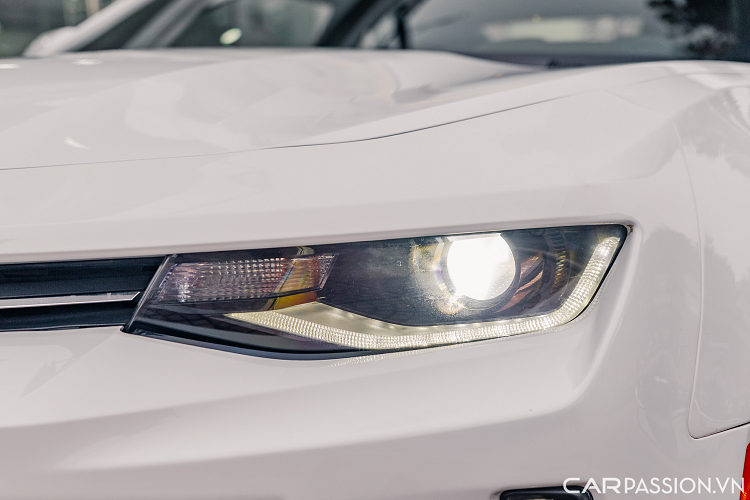 Thân xe dùng nhiều đường gân dập nổi tại cửa xe nhằm tăng tính cơ bắp. Xe sử dụng bộ mâm 5 chấu kép có kích thước 20 inch sơn màu bạc. Cột A có logo Camaro đặc trưng quen thuộc, gương chiếu hậu sơn cùng màu ngoại thất.